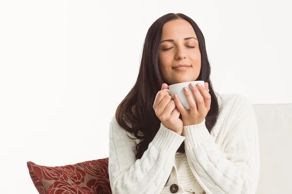 Mulher desfrutando de uma bebida adorável — Fotografia de Stock