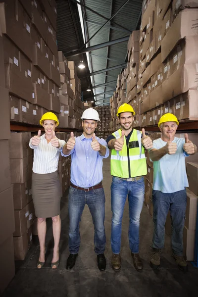 Equipa do armazém mostrando polegares para cima — Fotografia de Stock