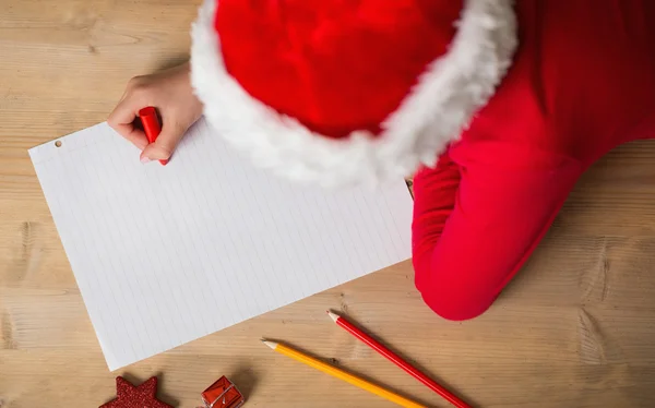 Klein meisje schrijven brief aan de kerstman met Kerstmis — Stockfoto