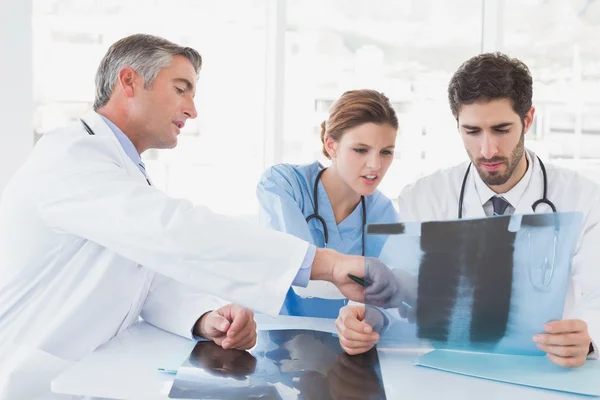 Médicos sentados junto con rayos X — Foto de Stock