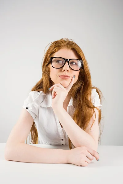 Söt rödhårig tänkande och letar upp — Stockfoto