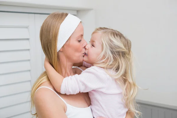 Glückliche Mutter und Tochter beim Umarmen — Stockfoto