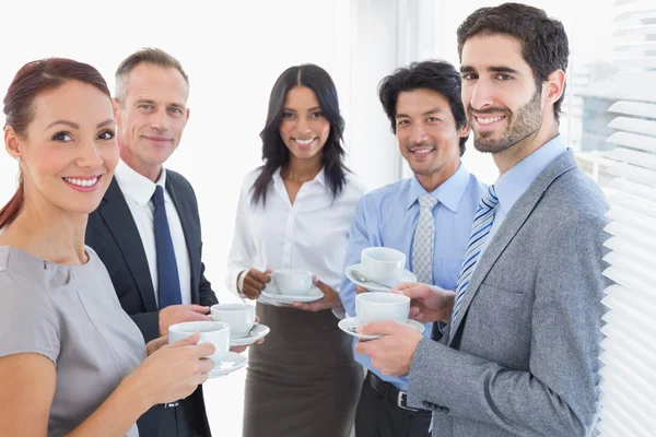 Equipo de negocios disfrutando de unas bebidas — Foto de Stock