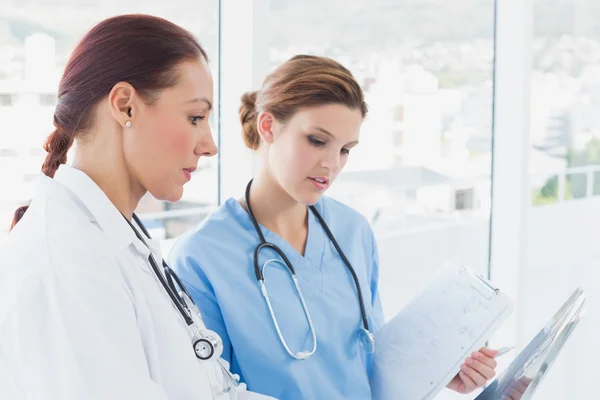 Médicos mirando una radiografía — Foto de Stock