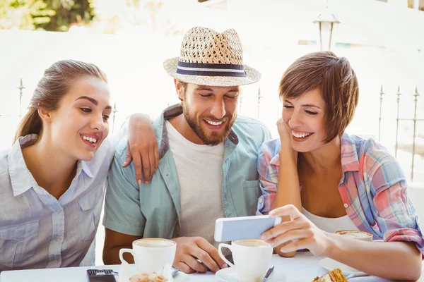 Glückliche Freunde beim gemeinsamen Kaffee — Stockfoto