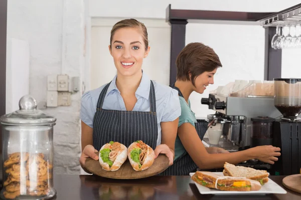 Красивые официантки, работающие с улыбкой — стоковое фото