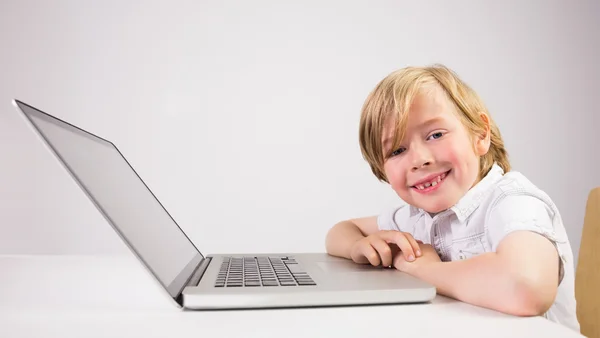 Student pomocí přenosného počítače pc — Stock fotografie