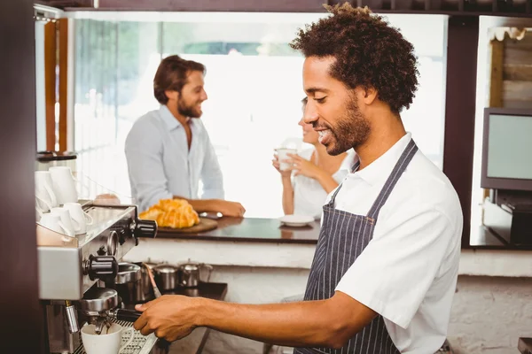 Yakışıklı barista kahve yapma — Stok fotoğraf