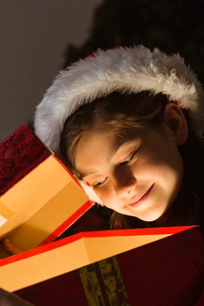 Kleines Mädchen öffnet ein magisches Weihnachtsgeschenk — Stockfoto