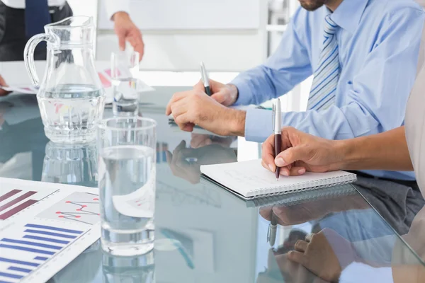 Zakelijke team schrijven sommige nota 's — Stockfoto