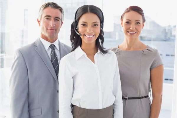 Femme d'affaires portant un casque de travail — Photo