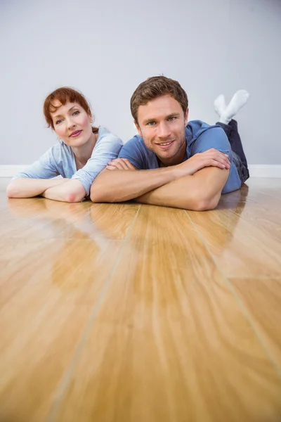 Casal deitado no chão — Fotografia de Stock