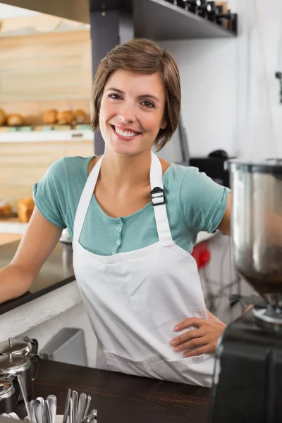 Mooie barista glimlachen op camera — Stockfoto