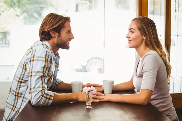 Feliz casal desfrutando de um café — Fotografia de Stock