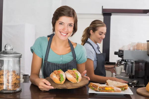 Vackra servitriser arbetar med ett leende — Stockfoto