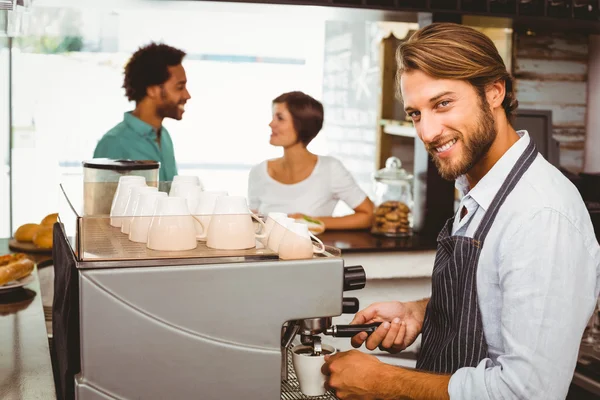 Barista making a cup of coffee — Stock Photo, Image