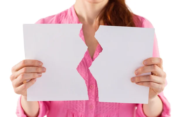 Kobieta trzyma rozdarty arkusz papieru — Zdjęcie stockowe