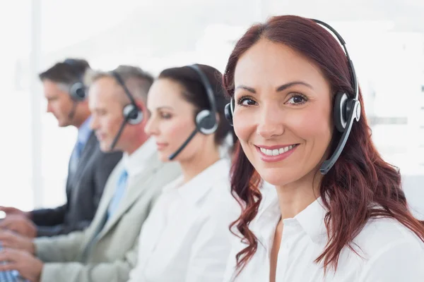 Trabajadores del centro de llamadas con auriculares —  Fotos de Stock