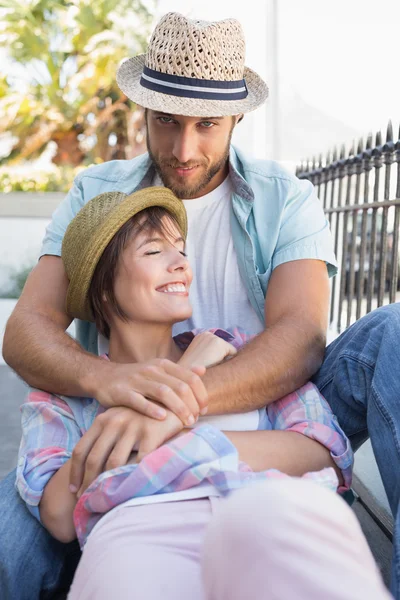 Glückliches Paar sitzt und kuschelt — Stockfoto