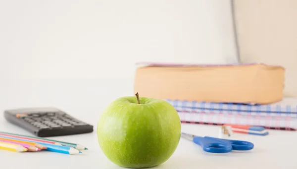 Tabela de alunos com material escolar — Fotografia de Stock