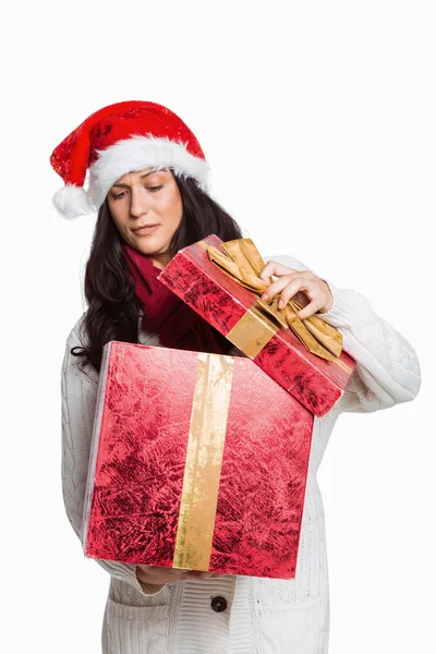 Schockierte Frau öffnet Weihnachtsgeschenk — Stockfoto