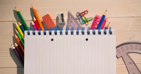 Mesa de estudiantes con útiles escolares —  Fotos de Stock