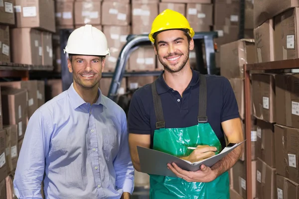 Gerente de almacén y capataz sonriendo — Foto de Stock