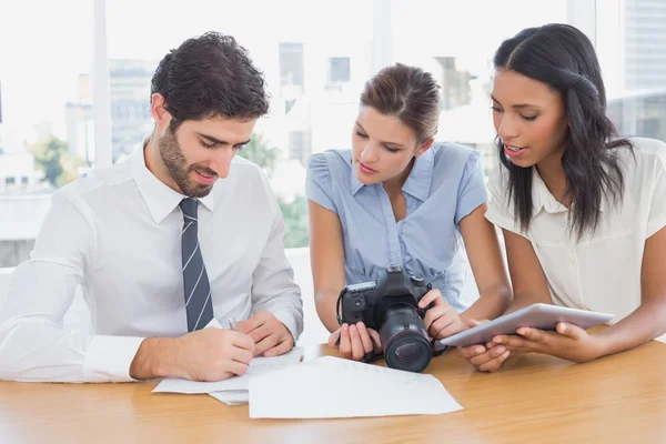 Business people using a camera — Stock Photo, Image
