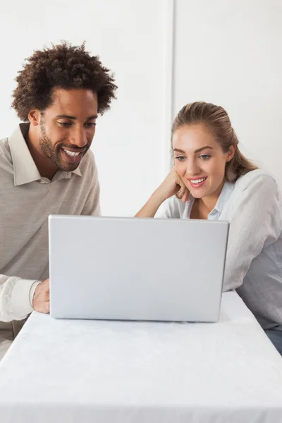 Casal feliz em um encontro usando laptop — Fotografia de Stock