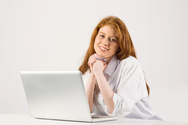 Mooie redhead die op laptop werkt — Stockfoto