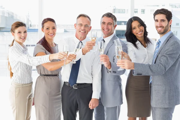 Bedrijf werknemers met een partij — Stockfoto