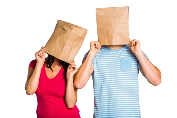 Jovem casal com sacos sobre cabeças — Fotografia de Stock
