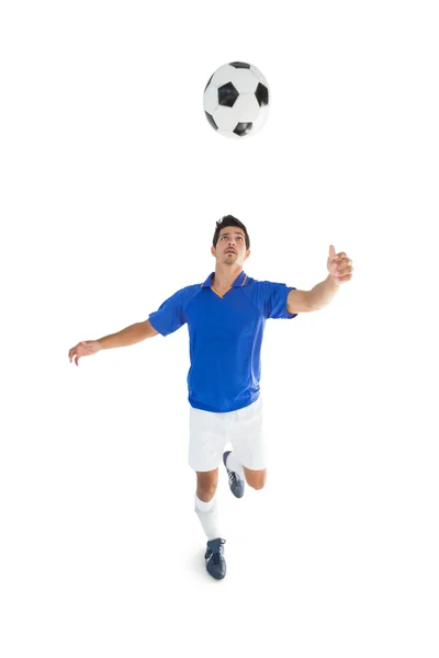 Fit player kicking football — Stock Photo, Image