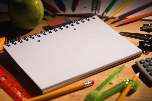 Table des élèves avec fournitures scolaires — Photo