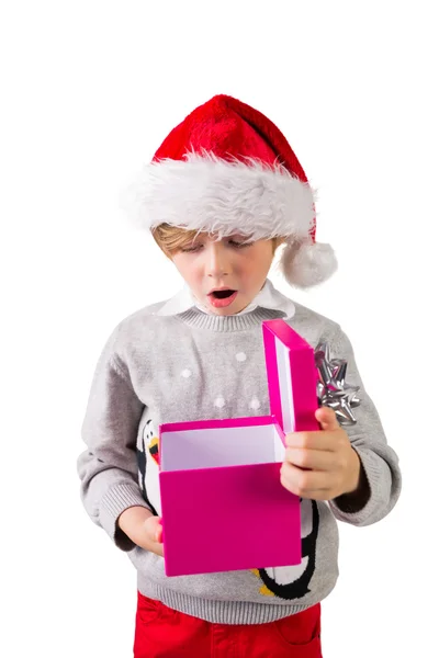 Niño abriendo su regalo de Navidad — Foto de Stock