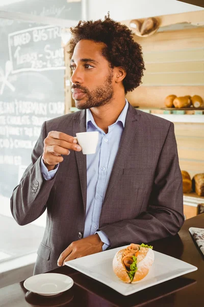 Empresario disfrutando de su hora de almuerzo — Foto de Stock