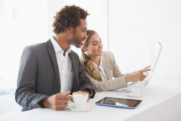 Geschäftsleute beim Kaffee in der Pause — Stockfoto