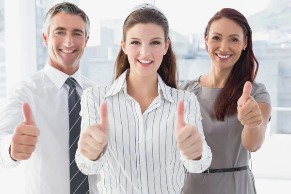 Mujer de negocios sonriente dando pulgares hacia arriba — Foto de Stock