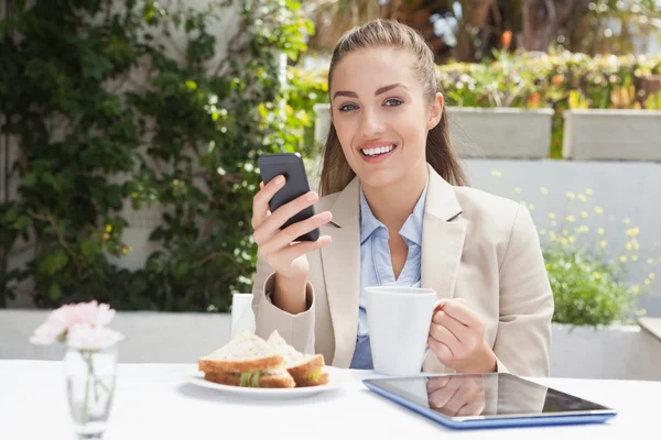 Belle femme d'affaires sur son déjeuner — Photo