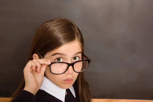 Netter Schüler lächelt in die Kamera — Stockfoto