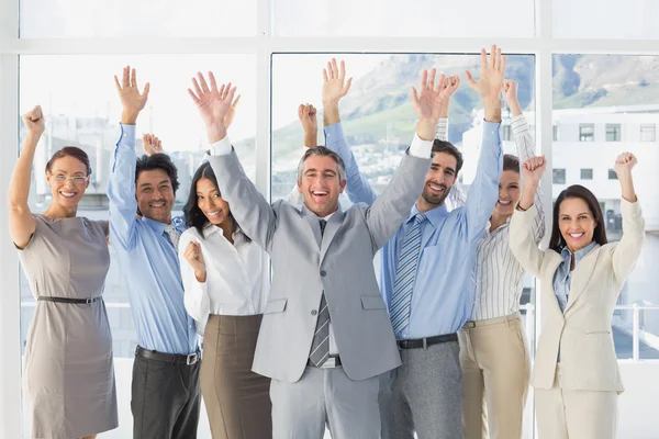 Acclamare i lavoratori con le braccia alzate — Foto Stock