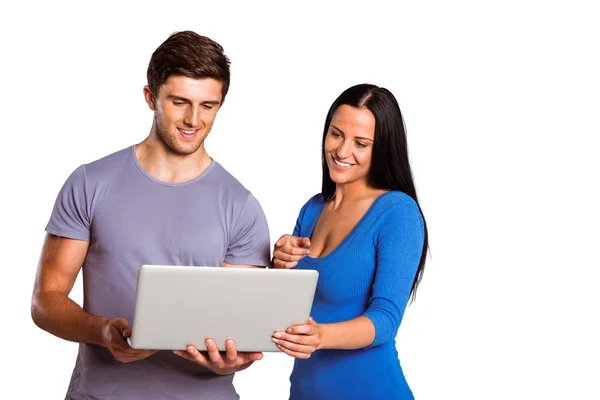 Unga par som använder en bärbar dator — Stockfoto