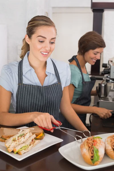 Mooie serveersters werken met een glimlach — Stockfoto