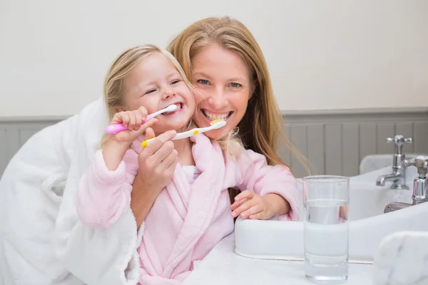 Mãe e filha escovando os dentes — Fotografia de Stock