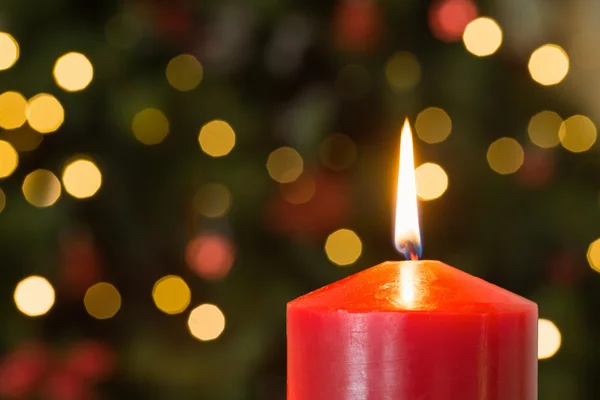 Concentrati sulla candela di Natale rossa — Foto Stock