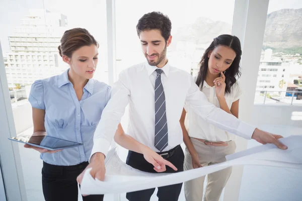 Geschäftsteam liest einen Plan — Stockfoto