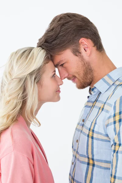 Casal jovem olhando uns para os outros — Fotografia de Stock