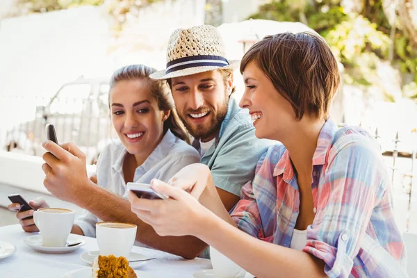 Amigos felices disfrutando del café juntos — Foto de Stock