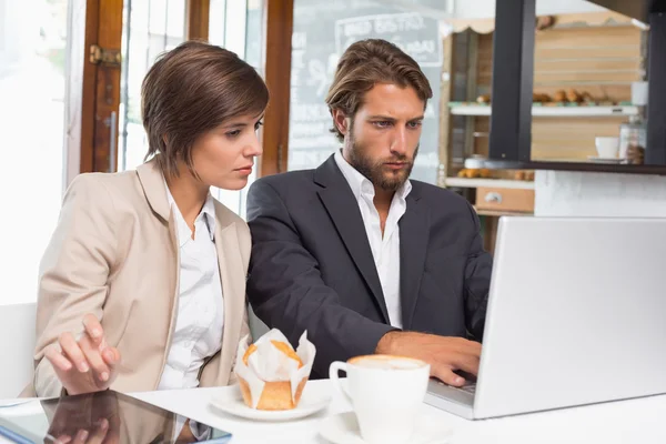 Colleghi d'affari che lavorano alla loro pausa — Foto Stock