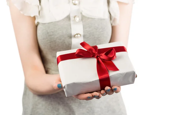 Kobieta oferuje owinięty prezent — Stockfoto